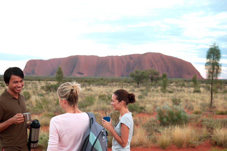 Yulara: Uluru Sunrise och Kata Tjuta dagsutflykt med bussRundtur med språkhjälpmedel