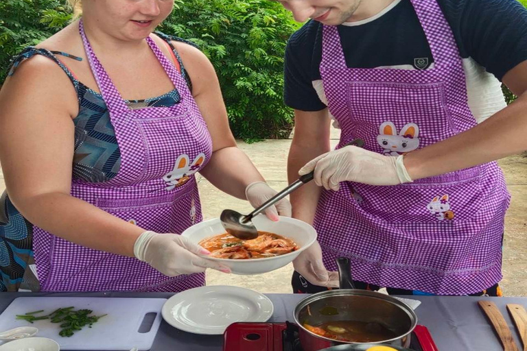 Jantar da aula de culinária e aproveitar o mercado noturno local