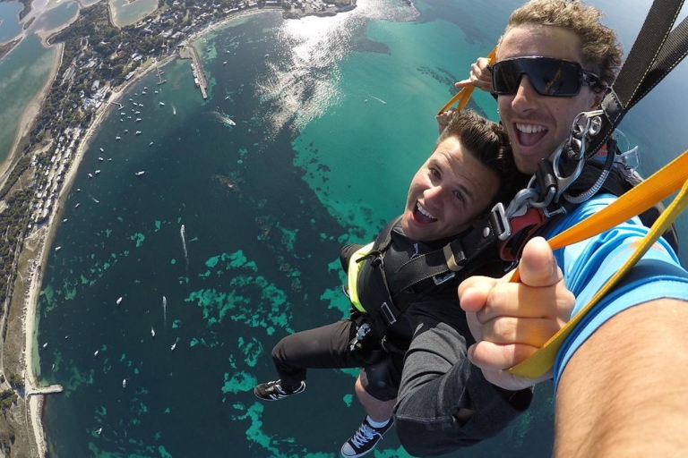 Fremantle : Forfait saut en parachute et ferry de l'île RottnestSaut en parachute et ferry de 10 000 pieds à Rottnest