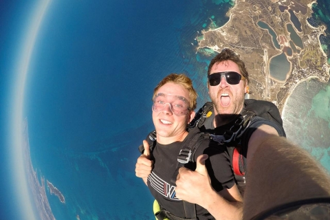 Fremantle : Forfait saut en parachute et ferry de l'île RottnestSaut en parachute et ferry à 15 000 pieds à Rottnest
