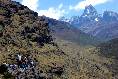 Da Nairobi: Escursione di un giorno nel Parco Nazionale del Monte KenyaDa Nairobi: escursione di un&#039;intera giornata al Parco Nazionale del Monte Kenya