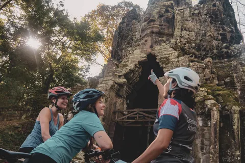 Siem Reap: Visita guiada aos Templos de Angkor de bicicleta com almoço