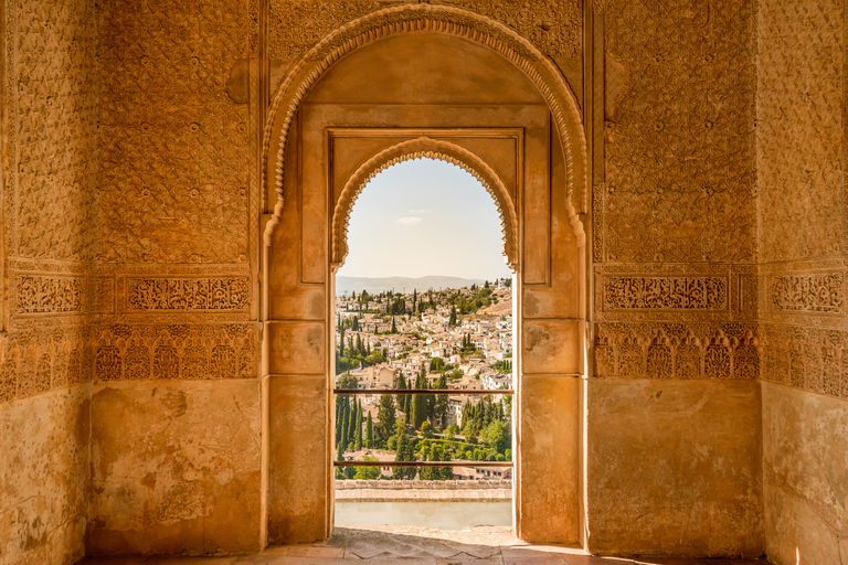 Alhambra: entrada y tour guiado con Palacios NazaríesAlhambra: entrada y tour grupal en español