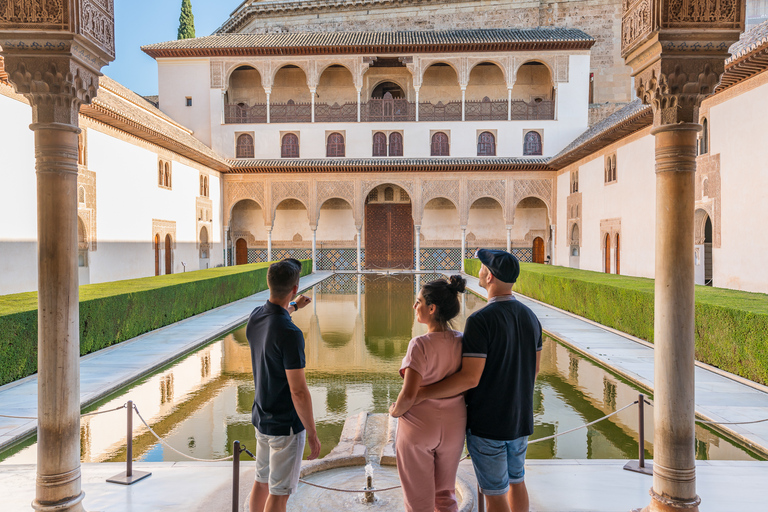 Alhambra: entrada y tour guiado con Palacios NazaríesAlhambra: entrada y tour grupal en español