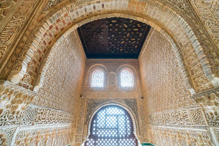 Granada: Alhambra Ticket and Guided Tour with Nasrid Palaces Alhambra Ticket and Group Tour in English