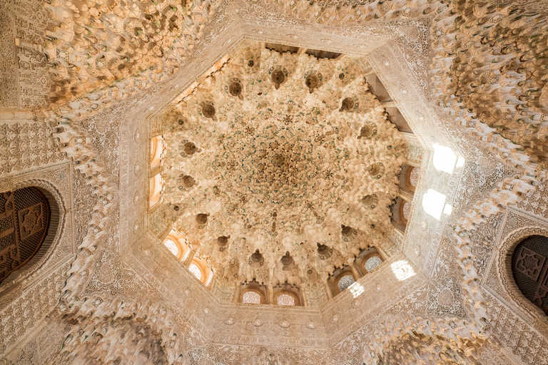 Alhambra: entrada y tour guiado con Palacios NazaríesEntrada y tour privado guiado en alemán