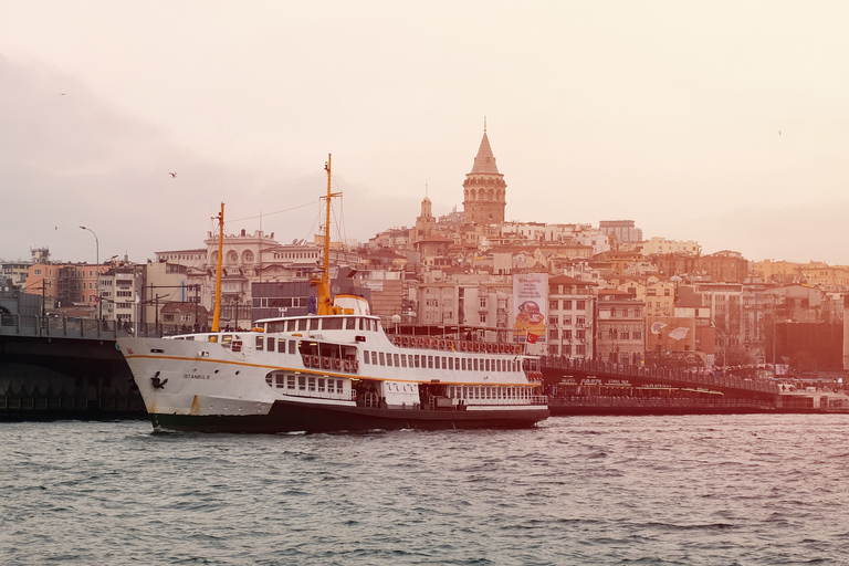 Istanbul: Tour auf dem Bosporus mit MittagessenTour auf dem Bosporus und den zwei Kontinenten Istanbuls