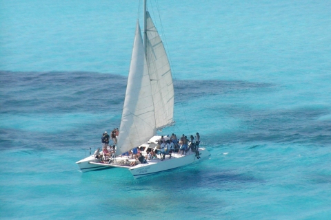Cancun: Isla Mujeres Catamaran Tour with Reef Snorkeling