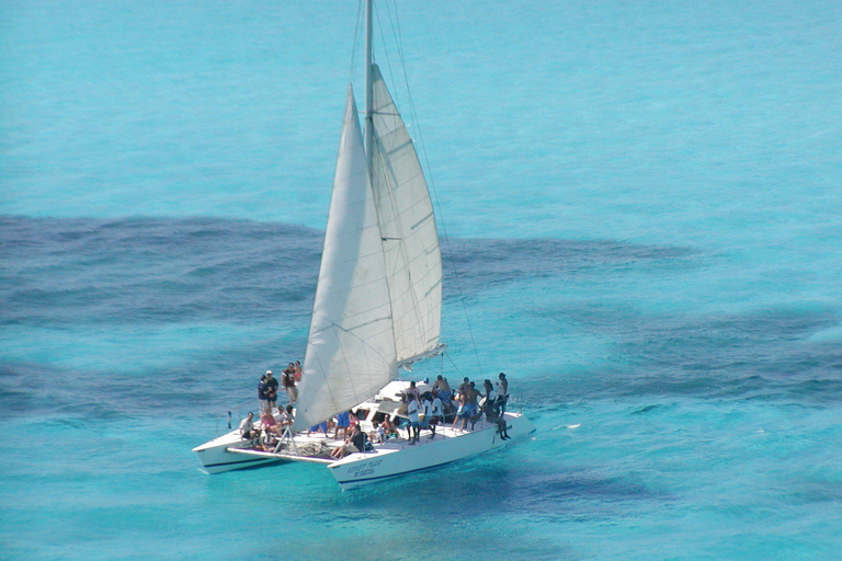 Cancun: Isla Mujeres Catamaran Tour with Reef Snorkeling