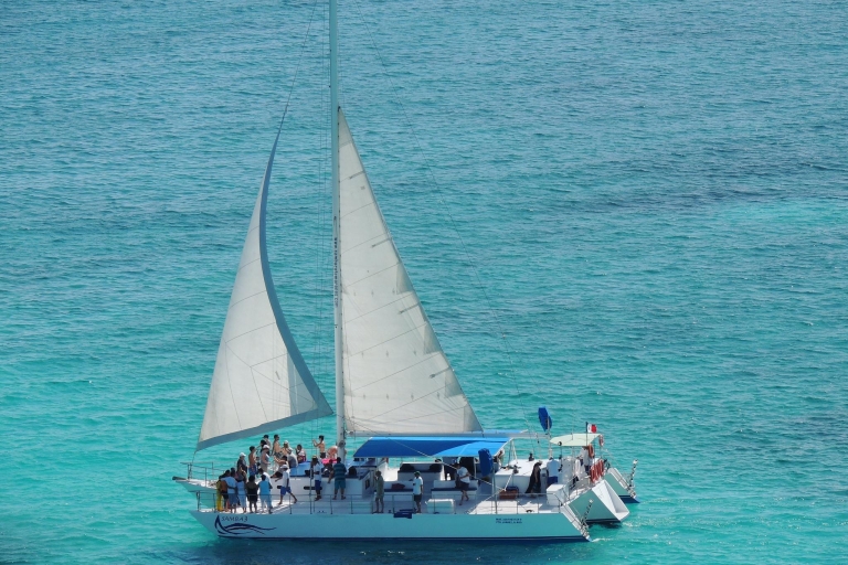 Cancun: Isla Mujeres Catamaran Tour met Reef Snorkeling