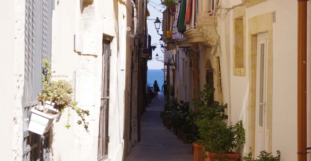 Ortigia: Private Walking Tour and Boat Trip