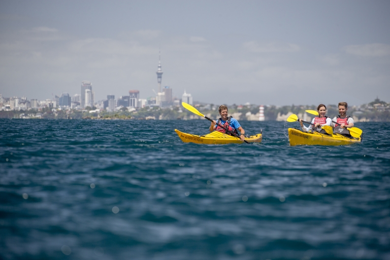 Auckland: tour en kayak de mar al atardecer y de noche a la isla de RangitotoExcursión en kayak de mar desde el atardecer hasta la noche a la isla de Rangitoto