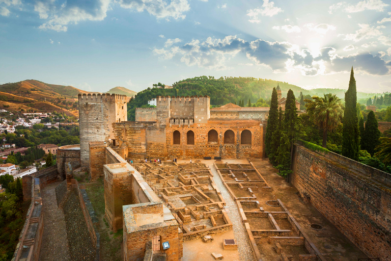 Alhambra, Palazzi Nasridi e Generalife: tour guidato di 3 oreTour privato