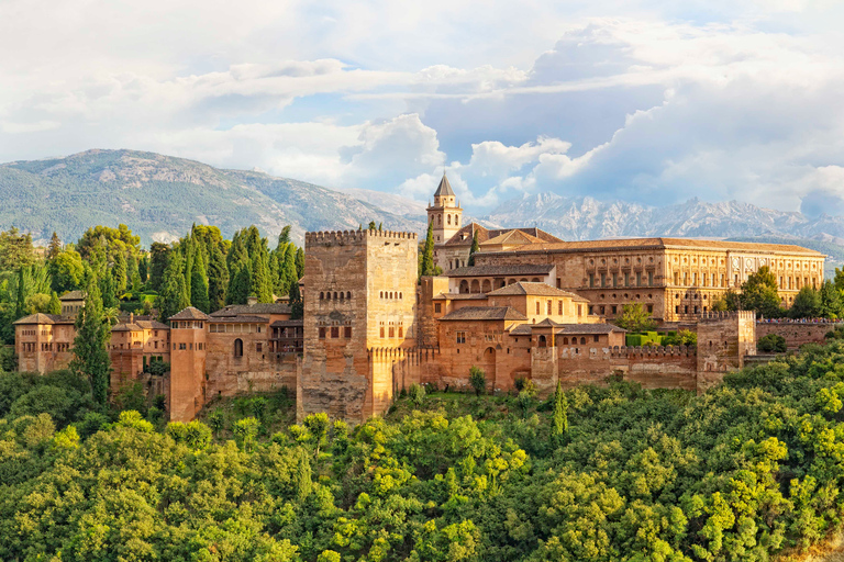 Granada: Alhambra Tour in a Premium Group Italian Tour