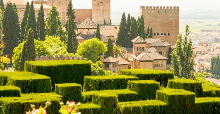 Alhambra Guided Tour with Fast-Track Entry
