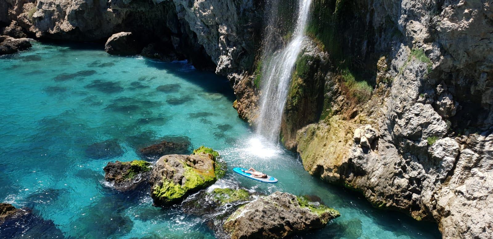 Ruta libre en paddel surf por la cascada de Nerja y Maro .