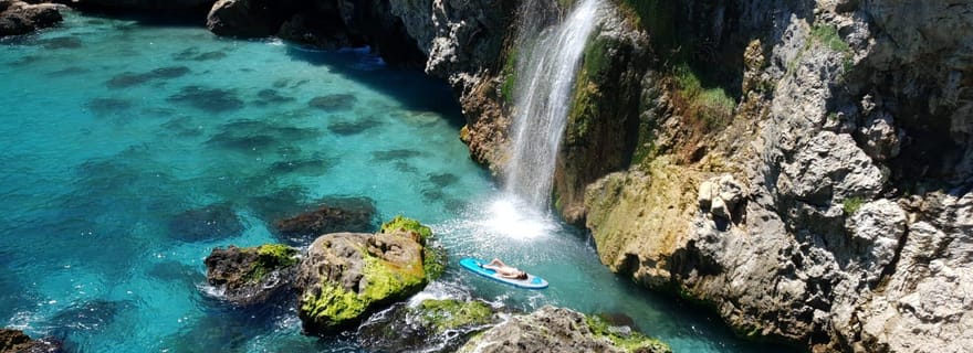 Ruta libre en paddel surf por la cascada de Nerja y Maro