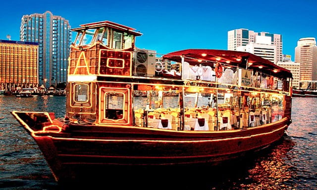 Dubai Crucero nocturno de 2 horas en dhow y cena