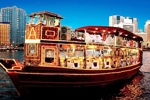 Dubai: Crociera serale in Dhow di 2 ore e cena