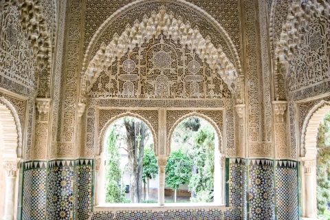Granada: Alhambra Kleingruppentour mit NasridenpalästenPrivate Tour in der Alhambra