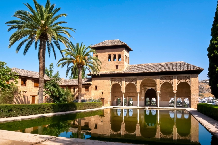 Grenada: Mała wycieczka grupowa po Alhambrze z pałacami NasrydówWspólna wycieczka w języku hiszpańskim