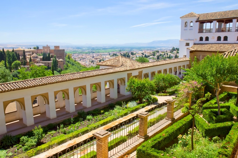 Grenada: Mała wycieczka grupowa po Alhambrze z pałacami NasrydówWspólna wycieczka w języku hiszpańskim