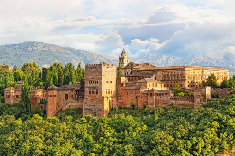 Grenada: Mała wycieczka grupowa po Alhambrze z pałacami NasrydówWspólna wycieczka w języku angielskim