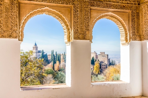 Grenada: Mała wycieczka grupowa po Alhambrze z pałacami NasrydówWspólna wycieczka w języku angielskim