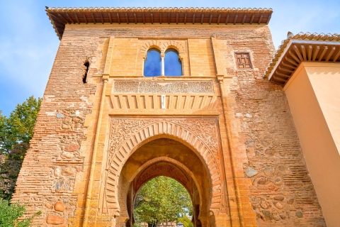 Granada: Alhambra kleine groepsreis met Nasrid-paleizenGedeelde rondleiding in het Spaans