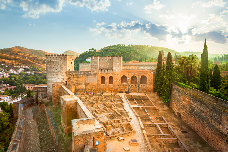 Granada: Prywatna wycieczka do Alhambry, Nasrid i GeneralifeGrenada: Prywatna wycieczka po Alhambrze, Nasrid i Generalife