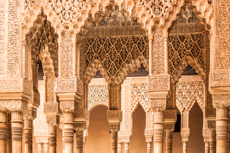 Granada: Alhambra Fast-Track Guided TourTour in English Premium