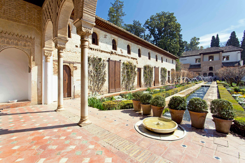 Granada: Alhambra Fast-Track Guided TourTour in Italian Premium