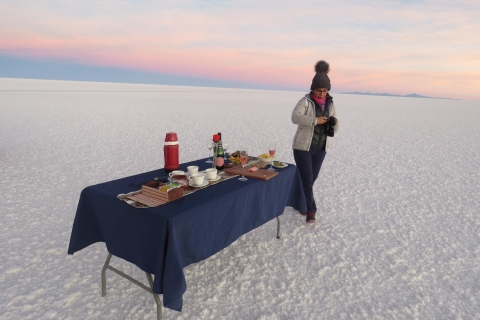 Uyuni: Uyuni Salt Flats mit Sonnenuntergang und Weinprobe