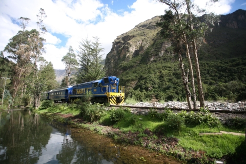 Machu Picchu: retourkaartje trein VistadomeRetour Ollantaytambo naar Aguas Calientes 07:05 AM / 03: 48 PM