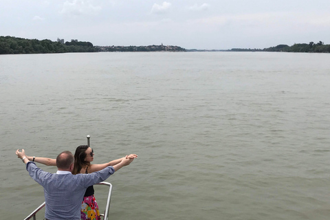 Belgrado: Cruzeiro ao pôr do sol em barco aberto com guia ao vivoBelgrado: Passeio de barco guiado pela cidade