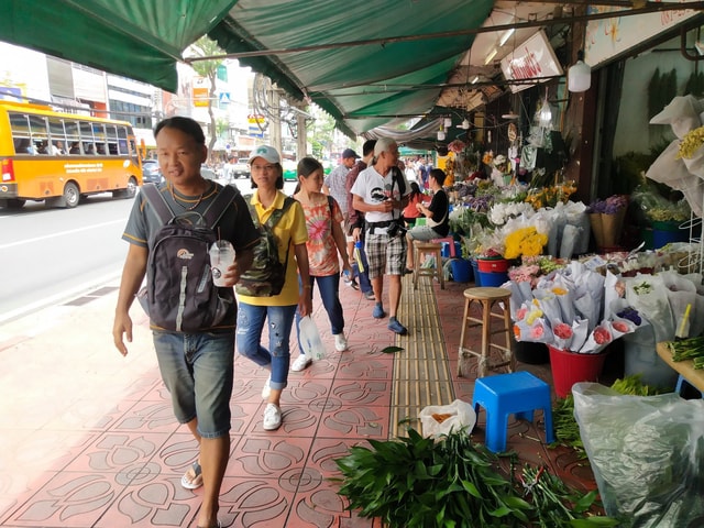 Bangkok: Full-Day Hop-On Hop-Off Walking Tour Mini Group