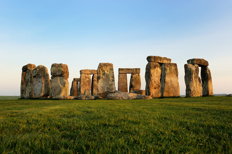 Z Londynu: Prywatna wycieczka z przewodnikiem po Stonehenge i BathWycieczka w języku angielskim z lunchem w cenie