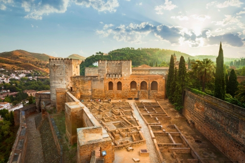 Z Sewilli: całodniowa wycieczka do Granady i Alhambry z biletemWycieczka w języku hiszpańskim, angielskim, włoskim i francuskim