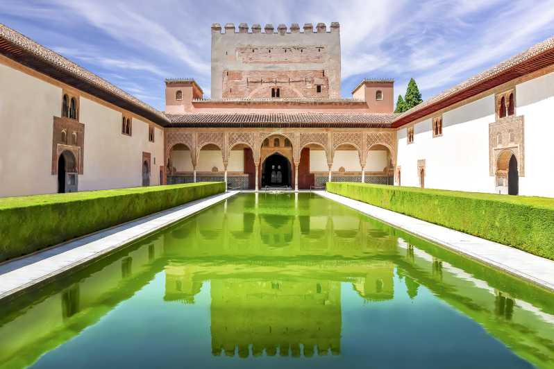 De Sevilha: excursão de dia inteiro a Granada e Alhambra com ingresso