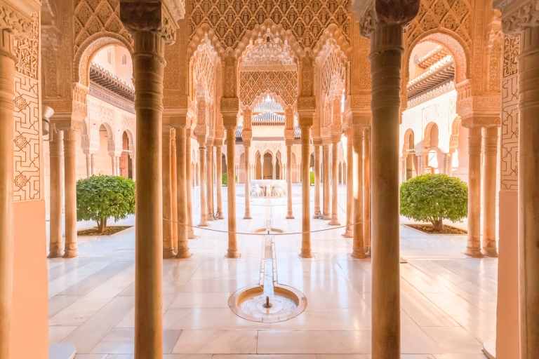 Ab Costa del Sol oder Malaga: Granada und Alhambra TourAbholung in Torremolinos Los Alamos mit Nasrid Palaces