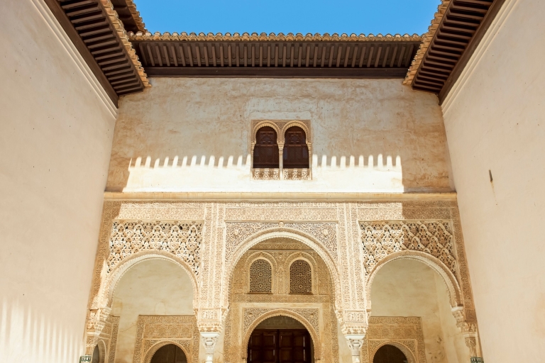 Z Costa del Sol lub Malagi: Grenada i AlhambraOdbiór z Benalmadena Bil Bil z wejściem do pałacu Nasrid