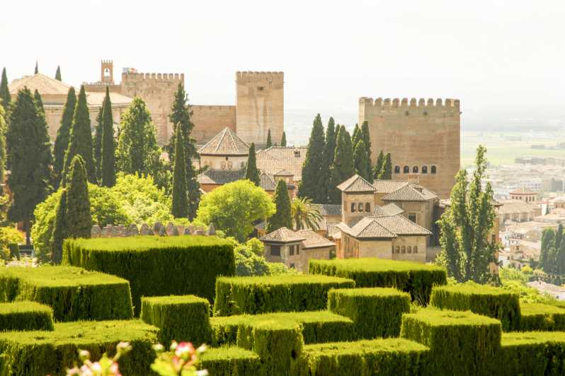 グラナダ アルハンブラ宮殿と庭園 ヘネラリフェ アルカサーバ ガイド ツアー グラナダ スペイン Getyourguide