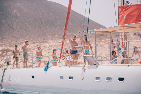 De Lanzarote: Passeio de um dia de barco por La GraciosaDe Lanzarote: Viagem de 1 dia de barco para La Graciosa