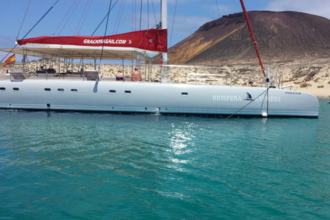 Desde Lanzarote: tour de un día en velero por La Graciosa