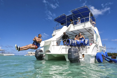 Blaues Paradies: Katamaran-Kreuzfahrt entlang der Küste von Punta CanaBlue Paradise: Katamaran-Kreuzfahrt entlang der Küste von Punta Cana