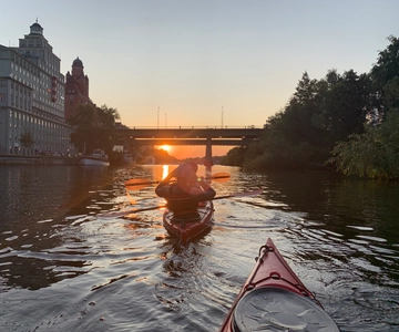 Estocolmo: Passeio de caiaque ao pôr do sol na cidade + Fika sueca