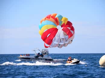 Gran Canaria: Parasailing für 1-3 Personen über Anfi Beach Gran Canaria: Parasailing für 1-3 Personen über Anfi Beach