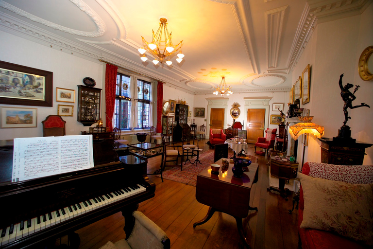 Dunedin: Peninsula with Lanarch Castle gardens & Olveston