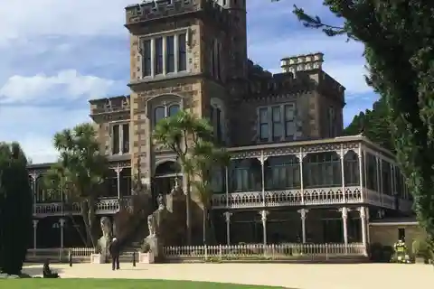 Dunedin: Peninsula with Lanarch Castle gardens & Olveston