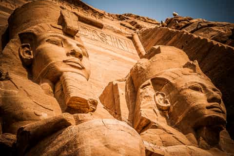 de aswan excursão de um dia aos templos de abu simbel de avião